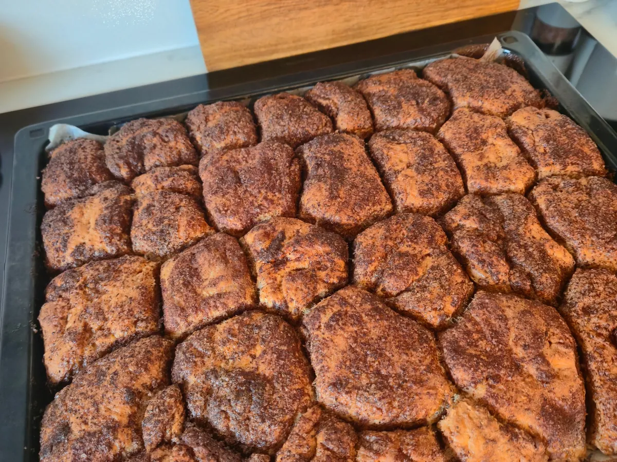 Ahjuplaadil küpsetatud kaneelisaia focaccia, pallid kokku kasvanud ja pealt karamelliseerunud